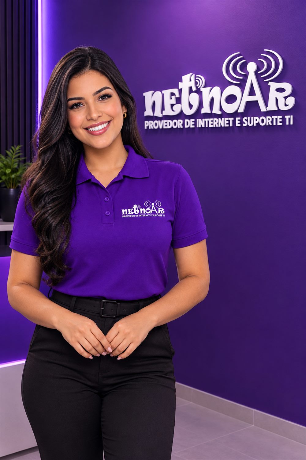 Atendente da NETNOAR em ambiente de atendimento, com uniforme do provedor